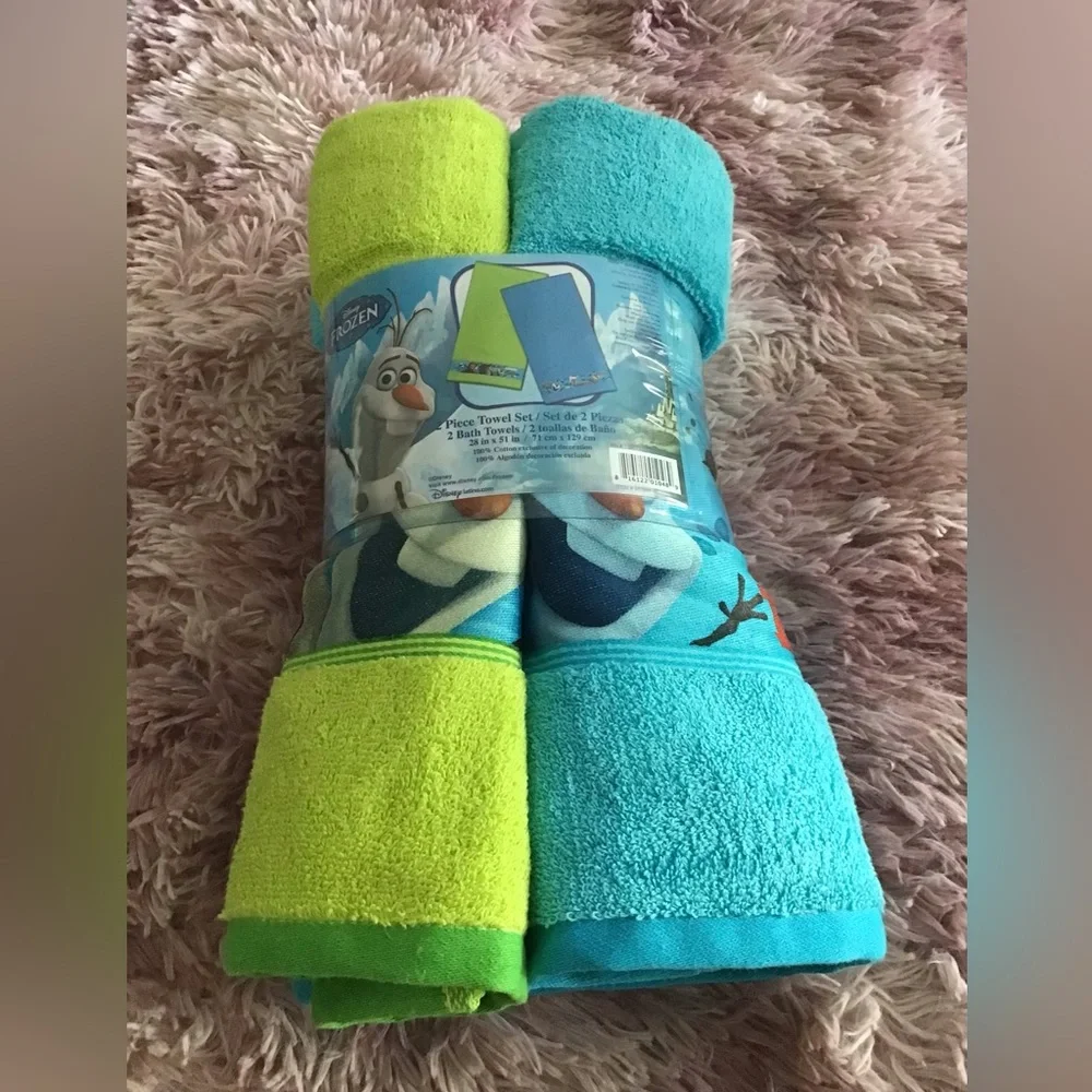 - Disney Frozen 2 Towel Set. NWT
